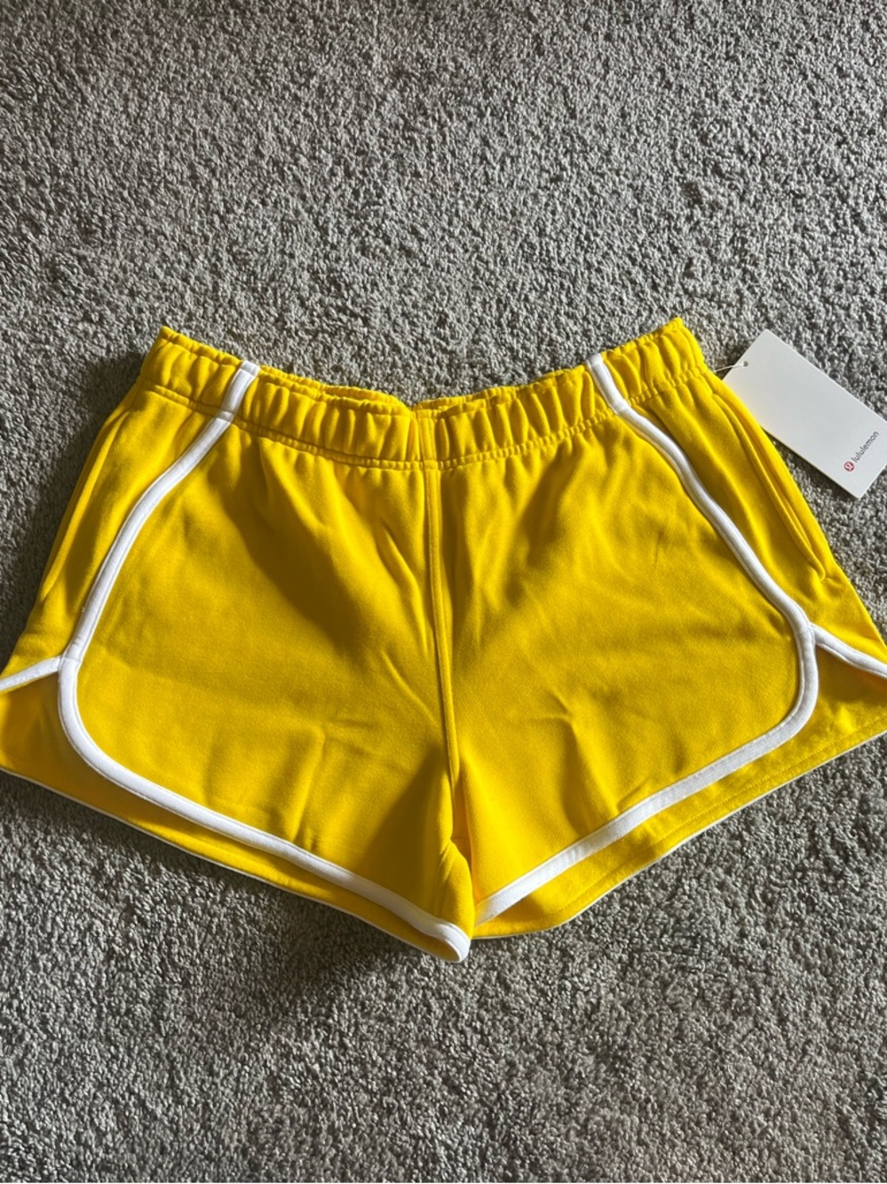Lululemon Scuba MR Oversized Shorts 3" Size L Maize Yellow/White NWT